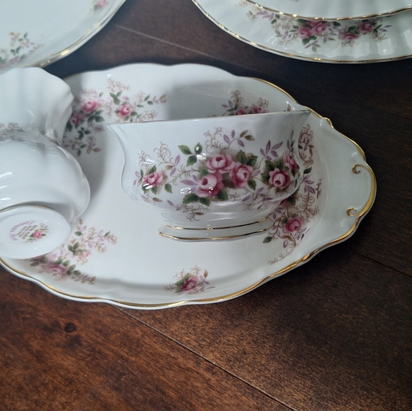Royal albert lavender rose 4 place settings with teapot and extras - Picture 7 of 8